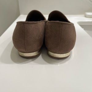 Hermosas zapatillas con detalles dorados